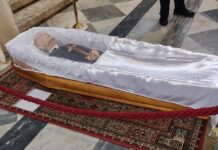 Il feretro del vescovo Raffaele Nogaro