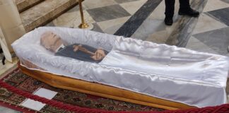 Il feretro del vescovo Raffaele Nogaro