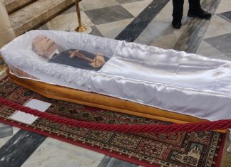 Il feretro del vescovo Raffaele Nogaro