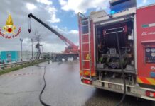 Volo dal cavalcavia a Casagiove, auto elettrica precipita sui binari: conducente miracolato I vigili del fuoco di Caserta sul luogo dell'incidente