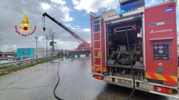 1000021219 I vigili del fuoco di Caserta sul luogo dell'incidente