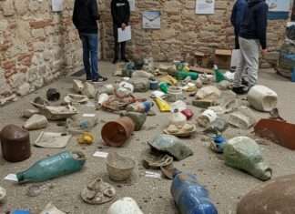 Lucca: liceali studiano i rifiuti come reperti Archivio sociale