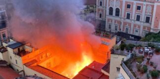 Brucia il Teatro Sannazaro (foto LaPresse)