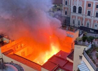 Brucia il Teatro Sannazaro (foto LaPresse)