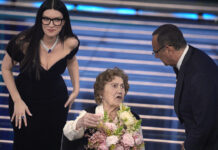 Il Festival di Sanremo si apre con un omaggio alla memoria: ricordo di chi non c’è più e di pezzi importanti della storia d’Italia Laura Pausini, Gianna Pratesi e Carlo Conti (foto LaPresse)