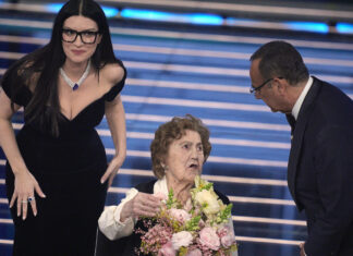 Il Festival di Sanremo si apre con un omaggio alla memoria: ricordo di chi non c’è più e di pezzi importanti della storia d’Italia Laura Pausini, Gianna Pratesi e Carlo Conti (foto LaPresse)