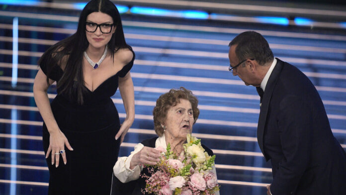 LAPRESSE gianna pratesi sanremo 2026 Laura Pausini, Gianna Pratesi e Carlo Conti (foto LaPresse)