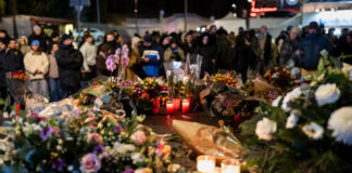 Il memoriale di fronte al bar ‘Le Constellation’ (Alessandro della Valle/Keystone via AP)