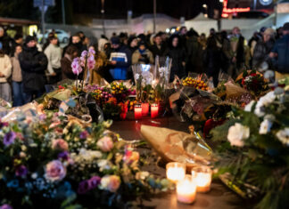 Il memoriale di fronte al bar ‘Le Constellation’ (Alessandro della Valle/Keystone via AP)