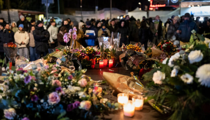 Il memoriale di fronte al bar ‘Le Constellation’ (Alessandro della Valle/Keystone via AP)