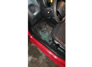 Giugliano, rapinatori assaltano una coppia appartata in auto davanti allo stadio Vetro rotto a Giugliano