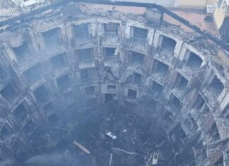 Teatro Sannazaro incendiato dall'alto