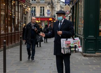 Parigi: premiato l’ultimo strillone di Francia Ultimo strillone