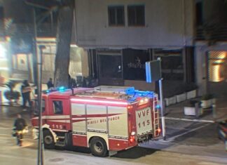 Due bombe davanti a un bar di Cesa: boato e danni alla saracinesca Alterego Cafè a Cesa