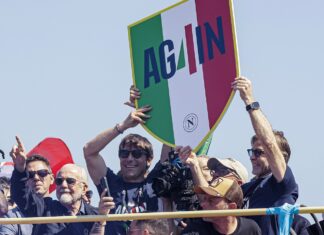 Napoli, Conte apre alla conferma. De Laurentiis rilancia: gli proporrà il rinnovo Il Napoli celebra il quarto scudetto sul bus scoperto - Serie A Enilive 2024/2025