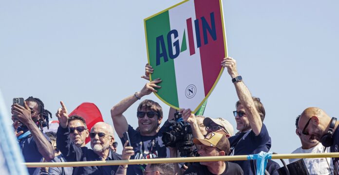 Il Napoli celebra il quarto scudetto sul bus scoperto - Serie A Enilive 2024/2025