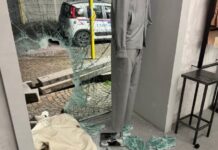 Giugliano, furto da 30mila euro in una boutique: 3 minuti per svaligiare il negozio di capi d’abbigliamento firmati Boutique Ricerca a Giugliano