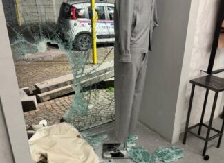 Giugliano, furto da 30mila euro in una boutique: 3 minuti per svaligiare il negozio di capi d’abbigliamento firmati Boutique Ricerca a Giugliano