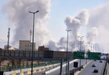 Guerra, gli Usa affondano nave iraniana: 87 morti. Israele intensifica i bombardamenti Colonne di fumo a Teheran (Foto APVahid Salemi)
