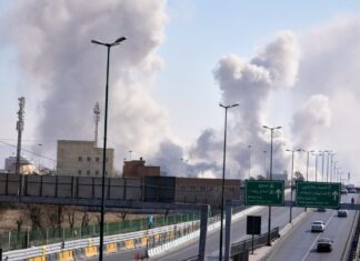 Guerra, gli Usa affondano nave iraniana: 87 morti. Israele intensifica i bombardamenti Colonne di fumo a Teheran (Foto APVahid Salemi)