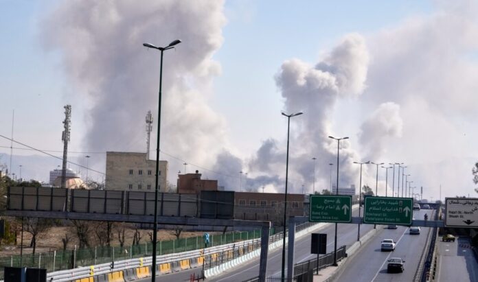 Colonne di fumo a Teheran (Foto APVahid Salemi)