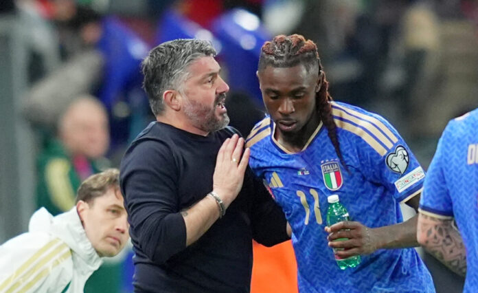Il ct Gennaro Gattuso parla con Moise Kean durante Italia-Irlanda del Nord (Foto LaPresse -Spada)