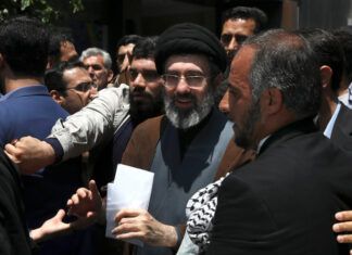 L’Iran sceglie la Guida suprema: “Il nome Khamenei continuerà” Khamenei Mojitaba_Ap photo_Vahid Salemi