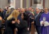 Folla immensa per l’ultimo saluto al piccolo Domenico. Meloni abbraccia la mamma: ora il tempo della giustizia Giorgia Meloni abbraccia Patrizia, la madre del piccolo Domenico