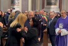 Folla immensa per l’ultimo saluto al piccolo Domenico. Meloni abbraccia la mamma: ora il tempo della giustizia Giorgia Meloni abbraccia Patrizia, la madre del piccolo Domenico