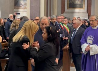 Folla immensa per l’ultimo saluto al piccolo Domenico. Meloni abbraccia la mamma: ora il tempo della giustizia Giorgia Meloni abbraccia Patrizia, la madre del piccolo Domenico
