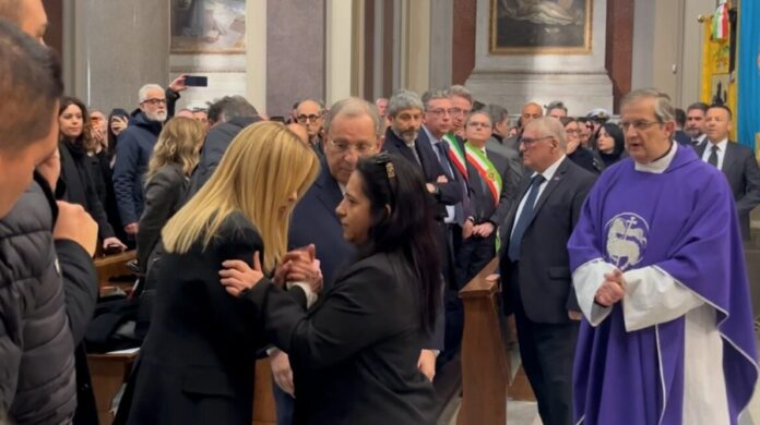 Giorgia Meloni abbraccia Patrizia, la madre del piccolo Domenico