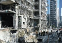 Iran accerchiato, il leader scappa. Voci sul possibile viaggio di Khamenei in Russia per sottoporsi a cure mediche Palazzi distrutti in Iran (foto LaPresse)