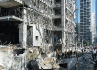 Iran accerchiato, il leader scappa. Voci sul possibile viaggio di Khamenei in Russia per sottoporsi a cure mediche Palazzi distrutti in Iran (foto LaPresse)