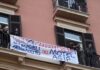 I ‘fantasmi’ dell’ex Motel Agip occupano la sede del Consiglio: senza casa ed esclusi dall’anagrafe Striscione dei residenti dell'ex Motel Agip