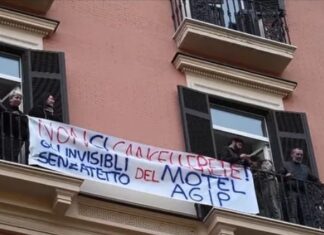 I ‘fantasmi’ dell’ex Motel Agip occupano la sede del Consiglio: senza casa ed esclusi dall’anagrafe Striscione dei residenti dell'ex Motel Agip