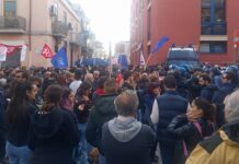 Bagnoli, maratona farsa nel Consiglio blindato. All’esterno attivisti lasciati fuori, tensioni con la polizia Protesta a Bagnoli