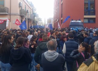 Bagnoli, maratona farsa nel Consiglio blindato. All’esterno attivisti lasciati fuori, tensioni con la polizia Protesta a Bagnoli