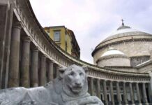 Un masso si stacca dal colonnato di piazza Plebiscito, sfiorata la tragedia