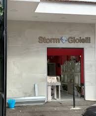 Giugliano, saccheggiata la gioielleria Storm: colpo da migliaia di euro Gioielleria Storm