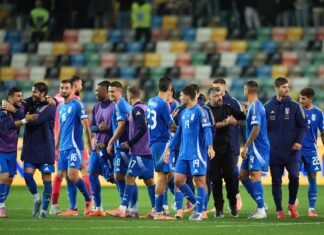 L’Italia chiamò…stasera sfida all’Irlanda del Nord nei play-off verso i Mondiali. Gattuso: “Siamo pronti” The players of Italy and Italy's headcoach Gennaro Gattuso celebrate for the victory at the end of the qualifying round for the 2026 FIFA World Cup between Italy and Israel (Group I - Day 8) at the Friuli Stadium in Udine, Italy - October 14, 2025. Sport - Soccer (Photo by Massimo Paolone/LaPresse)