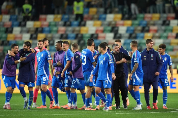 The players of Italy and Italy's headcoach Gennaro Gattuso celebrate for the victory at the end of the qualifying round for the 2026 FIFA World Cup between Italy and Israel (Group I - Day 8) at the Friuli Stadium in Udine, Italy - October 14, 2025. Sport - Soccer (Photo by Massimo Paolone/LaPresse)