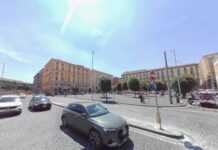 Colpisce al volto una ragazza: un 19enne fermato per rapina in centro, davanti al Municipio Piazza Municipio a Napoli