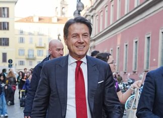 L’INTERVISTA. Conte: “Il Pnrr era la svolta per il Sud. Hanno speso solo metà delle risorse” Giuseppe Conte incontra gli studenti delluniversità Statale di Milano