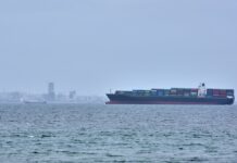 Due navi mercantili MSC sequestrate dall’Iran nello stretto di Hormuz: si muove la Marina italiana Petroliere ancorate nello Stretto di Hormuz al largo della costa dell'isola di Qeshm in Iran