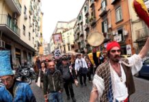 Napoli multa gli artisti di strada: “Possiamo fare musica e arte senza dar fastidio”. In Assise si studia la soluzione Artisti di strada