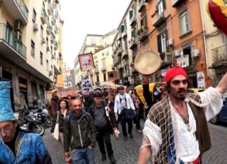 Napoli multa gli artisti di strada: “Possiamo fare musica e arte senza dar fastidio”. In Assise si studia la soluzione Artisti di strada