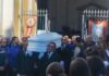 Maddaloni, una città stretta nel dolore saluta la giovane cestista Sofia tra lacrime, applausi e palloncini. I genitori: “Chiediamo giustizia” Funerale di Sofia a Maddaloni