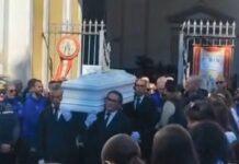 Maddaloni, una città stretta nel dolore saluta la giovane cestista Sofia tra lacrime, applausi e palloncini. I genitori: “Chiediamo giustizia” Funerale di Sofia a Maddaloni
