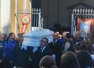 Maddaloni, una città stretta nel dolore saluta la giovane cestista Sofia tra lacrime, applausi e palloncini. I genitori: “Chiediamo giustizia” Funerale di Sofia a Maddaloni