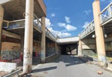 Lanciano un monopattino dal ponte e feriscono una 67enne a Fuorigrotta: presi due minorenni Il luogo dell’incidente al sottopasso Claudio a Fuorigrotta